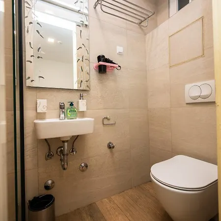 Modern And Design Near Cathedral דירה